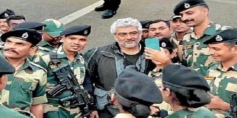 ‘வாகா’ எல்லையில் அஜித்துடன் செல்ஃபி எடுத்துக்கொண்ட ராணுவ வீரர்கள்