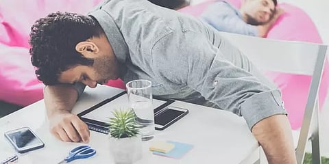 அமர்ந்துகொண்டே தூங்குவது ஆபத்தை ஏற்படுத்துமா? - எச்சரிக்கும் நிபுணர்கள்