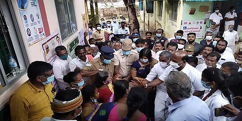 “6 மாதங்களாக ஊதியம் வழங்கப்படவில்லை” – அமைச்சர் காலில் விழுந்த தூய்மைப் பணியாளர்கள்