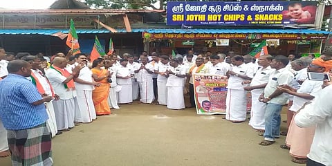 குற்றால அருவிகளில் குளிக்க அனுமதி வழங்கக் கோரி பாஜகவினர் போராட்டம்