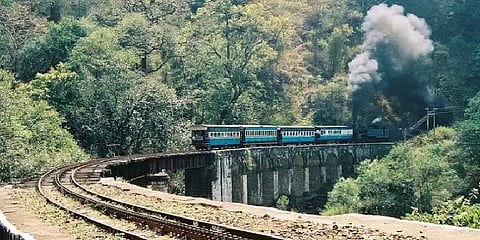ஊட்டி- மேட்டுப்பாளையம் மலை ரயில் போக்குவரத்தை சீரமைக்கும் பணிகள் தீவிரம்