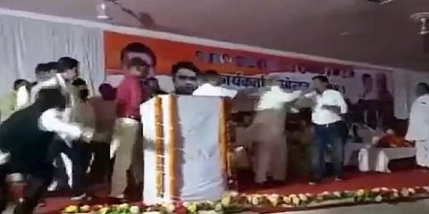 சத்தீஸ்கர்: காங்கிரஸ் கட்சியின் கூட்டத்தில் ரகளை - தள்ளுமுள்ளு