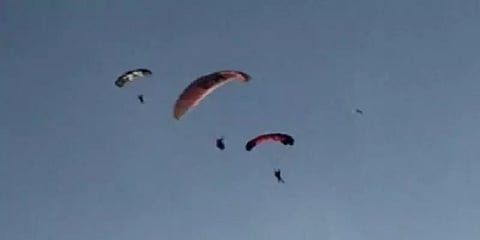 துருக்கி: நடுவானில் பாராகிளைடிங் வீரர்கள் திடீரென மோதல்
