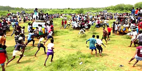 சிவகங்கை: அம்மன் கோவில் திருவிழாவில் அனுமதியின்றி நடத்தப்பட்ட மஞ்சுவிரட்டு - 5 பேர் காயம்