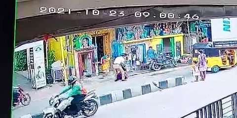 மூதாட்டியின் புடவையில் பற்றிய தீ: துரிதமாக செயல்பட்டு காப்பாற்றிய காவலர்