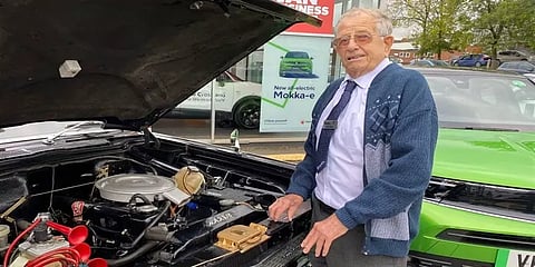 இங்கிலாந்து: ஒரே நிறுவனத்தில் 75 ஆண்டுகள் பணி செய்து ஓய்வு பெற்ற 90 வயதான மெக்கானிக்!