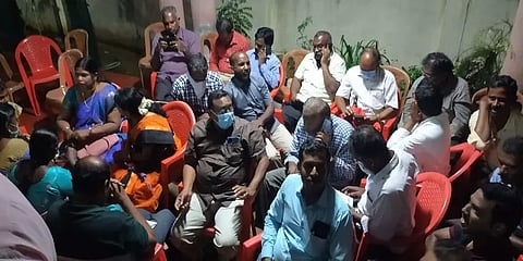 நெல்லை: அரசு விதிமுறைகளை மீறி கட்டணம் வசூல் - கொட்டும் மழையில் பேராசிரியர்கள் போராட்டம்