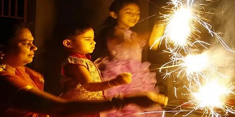 பட்டாசு வெடிக்கும் போது பின்பற்றப்பட வேண்டிய வழிமுறைகள் என்னென்ன?