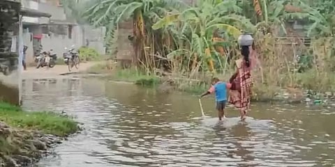 காஞ்சிபுரம்: குளங்கள் நிரம்பி சாலைகளில் தேங்கும் நீரால் சுகாதார கேடு - பொதுமக்கள் வேதனை