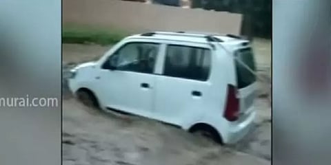 கேரள எல்லையையொட்டிய பகுதியில் கனமழை: வெள்ளத்தில் அடித்துச்செல்லப்பட்ட வாகனங்கள்