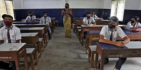 ”மாணவர்கள் கட்டாயம் பள்ளிக்கு வர வேண்டியதில்லை” - என்ன சொல்கிறது பள்ளிக்கல்வித்துறை?