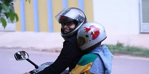 இருசக்கர வாகனத்தில் பயணித்தால் 9 மாத குழந்தைக்கும் ஹெல்மெட் கட்டாயம்-மத்திய அரசு பரிசீலனை