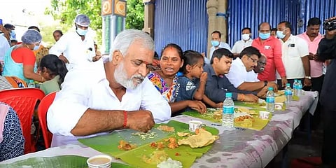 ”அன்னதானம் எல்லோருக்கும் பொதுவானது” - நரிக்குறவர்களுடன் இணைந்து சாப்பிட்ட அமைச்சர்