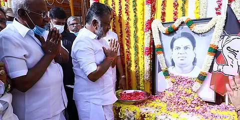 தேவர் ஜெயந்தி: பெரியகுளத்திலுள்ள தேவர் சிலைக்கு அதிமுக ஒருங்கிணைப்பாளர் ஓ.பி.எஸ். மரியாதை