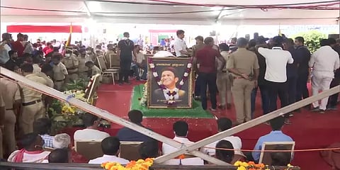 கண்ணீர் கடலில் ரசிகர்கள்; ஸ்தம்பித்த கண்டீரவா மைதானம் - புனித் ராஜ்குமார் உடலுக்கு அஞ்சலி