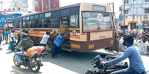 'ஏலேலோ ஐலசா' பழுதாகி நின்ற அரசுப் பேருந்து - பத்திரமாக தள்ளி நிறுத்திய பயணிகள்