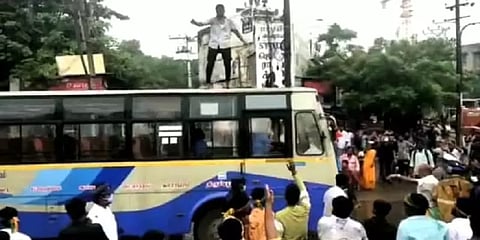 மதுரை: அத்துமீறி ஆட்டம் போட்ட இளைஞர்கள் - தட்டிக்கேட்டதால் பேருந்து கண்ணாடி உடைப்பு