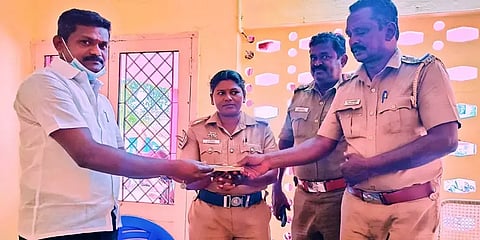 கீழே கிடந்த ரூ.50 ஆயிரம் பணத்தை காவல்நிலையத்தில் நேர்மையுடன் ஒப்படைத்த பெண் காவலர்