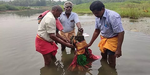 சோழவந்தான்: வைகையாற்றில் 3 அடி மீனாட்சியம்மன் கற்சிலை கண்டெடுப்பு