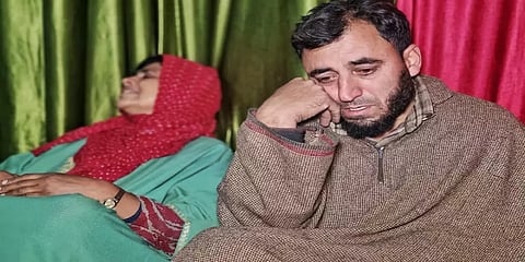 ஓயாத அழுகை; சூழும் இயலாமை - ‘பாகிஸ்தான் ஆதரவு‘க்காக நிற்கதியாக தவிக்கும் மாணவர்கள்