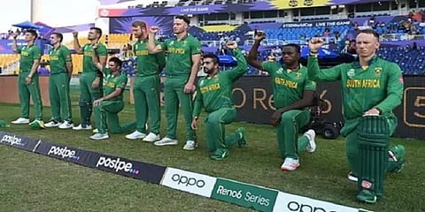 'நான் இனவாதி அல்ல' - ஒடுக்குமுறைக்கு எதிராக மண்டியிட்ட டீ காக்!