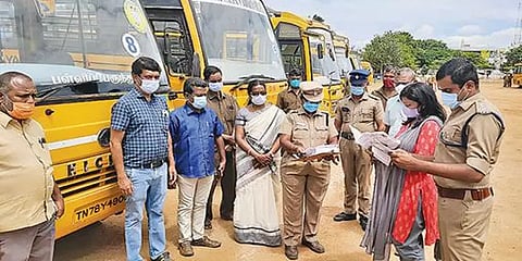 ஒன்றரை ஆண்டுகளுக்குப் பிறகு நாளை முதல் பள்ளிகள் திறப்பு: பள்ளிகளின் பேருந்துகளில் ஆய்வு