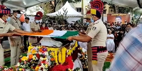 பெற்றோர் நினைவிடம் அருகிலேயே அரசு மரியாதையுடன் புனித் ராஜ்குமாரின் உடல் நல்லடக்கம்