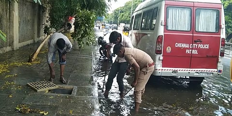 சென்னை: தேங்கிய மழைநீர்.. களத்தில் இறங்கி வடிகால் அடைப்பை அகற்றிய காவலர்கள்