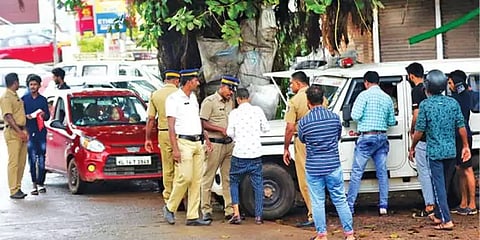 தேவர் ஜெயந்தி: பொதுமக்களுக்கு இடையூறாக செல்ல முயன்ற 127 இருசக்கர வாகனங்கள் பறிமுதல்