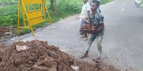 திருவாரூர்: குண்டும், குழியுமான நெடுஞ்சாலைகள்.. பள்ளத்தை மறைக்க அதிகாரிகள் செய்த செயல்!