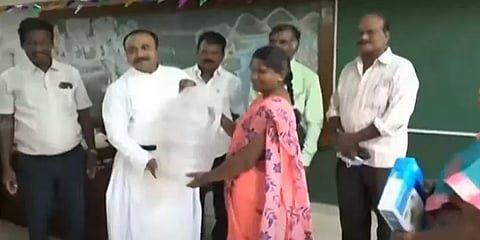 தூத்துக்குடி: பள்ளியின் வசதிகளை மேம்படுத்த கல்விச்சீர் கொடுத்து மகிழ்ந்த கிராம மக்கள்