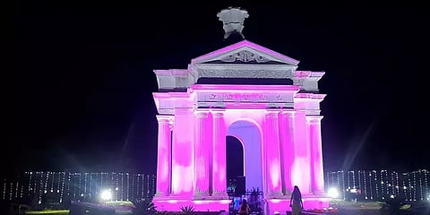 புதுச்சேரி விடுதலை நாள் கொண்டாட்டம்: வண்ண விளக்குகளால் ஜொலிக்கும் அரசு கட்டடங்கள்