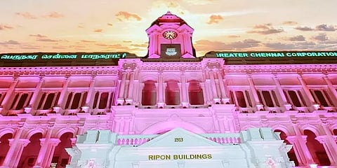 மார்பகப் புற்றுநோய் விழிப்புணர்வு: 'பிங்க்' வண்ண விளக்குகளால் ஜொலித்த ரிப்பன் மாளிகை