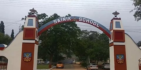 திருப்பூர்: ராணுவப்பள்ளியான சைனிக் பள்ளியை சேர்ந்த 13 மாணவர்களுக்கு கொரோனா உறுதி