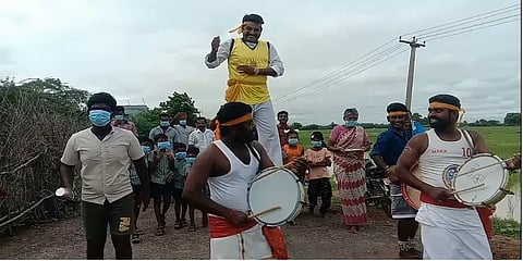 கரகாட்டம், தப்பாட்டத்துடன் மாணவ, மாணவிகளுக்கு உற்சாக வரவேற்பு: கவனம் ஈர்த்த தலைமை ஆசிரியர்