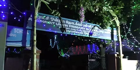 வண்ணங்களில் ஹெலிகாப்டர், ரயில் பெட்டிகள்: மாணவர்களை உற்சாகமுடன் வரவேற்கும் அரசுப்பள்ளி