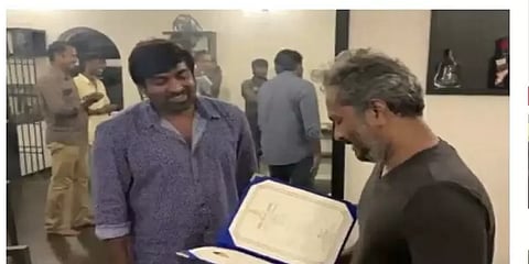 தேசிய விருதை இயக்குநர் தியாகராஜன் குமாரராவிடம் அளித்து வாழ்த்து பெற்ற விஜய் சேதுபதி