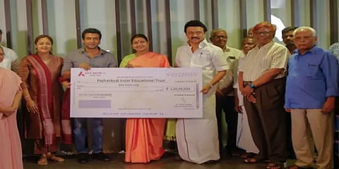 இருளர் சமூக மாணவர்கள் நலனுக்காக முதல்வரிடம் ரூ.1 கோடி நிதியுதவி அளித்த சூர்யா