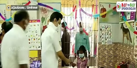 சென்னை: மாணவர்களுக்கு இனிப்பு வழங்கி வரவேற்ற முதலமைச்சர் மு.க.ஸ்டாலின்