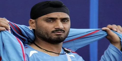 "54 பந்துகளில் ஒரு ரன் கூட அடிக்காமல் இந்திய அணி வீணடித்துள்ளது" - ஹர்பஜன் சிங்