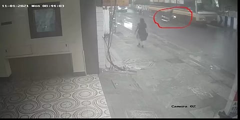 சென்னை: பள்ளத்தால் நிலைதடுமாறிய வாகன ஓட்டி - பேருந்தில் மோதி பலி!