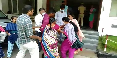 துன்புறுத்தும் கணவர் குடும்பத்தினர் மீது நடவடிக்கை எடுக்கக் கோரி தீக்குளிக்க முயன்ற பெண்