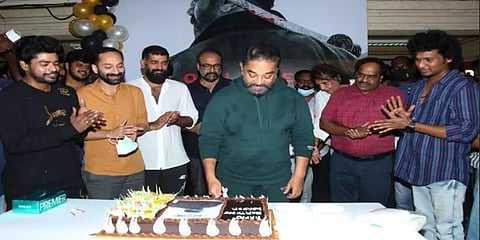 ”ஹேப்பி பர்த்டே லீடர்”: ’விக்ரம்’ படக்குழுவினருடன் பிறந்தநாளைக் கொண்டாடிய கமல்ஹாசன்
