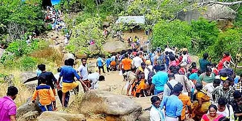 தொடர் மழை: சதுரகிரி கோவிலுக்குச் செல்ல பக்தர்களுக்குத் தடை