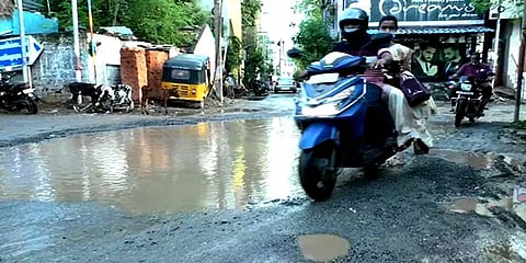 சென்னை: குண்டும் குழியுமான கொரட்டூர் சாலை: விரைந்து சீர்செய்ய பொதுமக்கள் கோரிக்கை