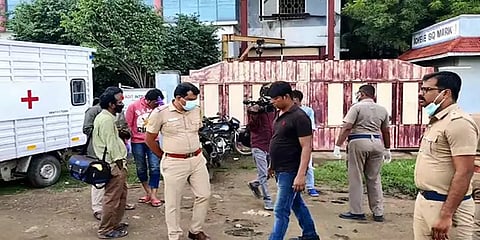 மூடப்பட்ட நிறுவனத்தின் கழிவறையில் சடலமாக கிடந்த இளம் ஜோடிகள் - போலீஸார் தீவிர விசாரணை