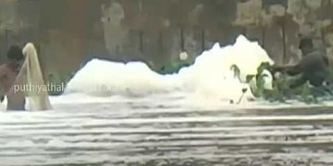 கடலூர்: தடுப்பணையில் நுரைபொங்கியபடி வெளியேறும் நீர்