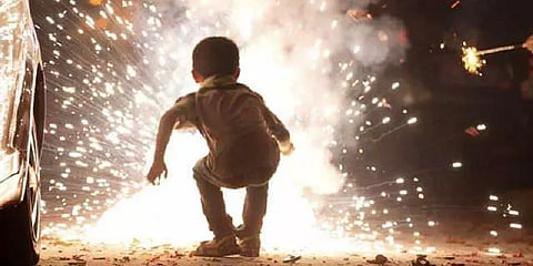 பட்டாசு வெடிக்கையில் கண்களை பாதுகாப்பது எப்படி? மருத்துவர் பரிந்துரைக்கும் முதலுதவி ஆலோசனை