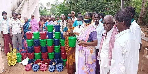 திருச்சி: கிராம மக்களுக்கு தீபாவளி கிப்ட் வழங்கி அசத்திய ஊராட்சிமன்ற தலைவர்