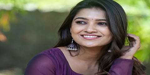 ஆதரவற்றக் குழந்தைகளுடன் தீபாவளி கொண்டாடிய நடிகை வாணி போஜன்